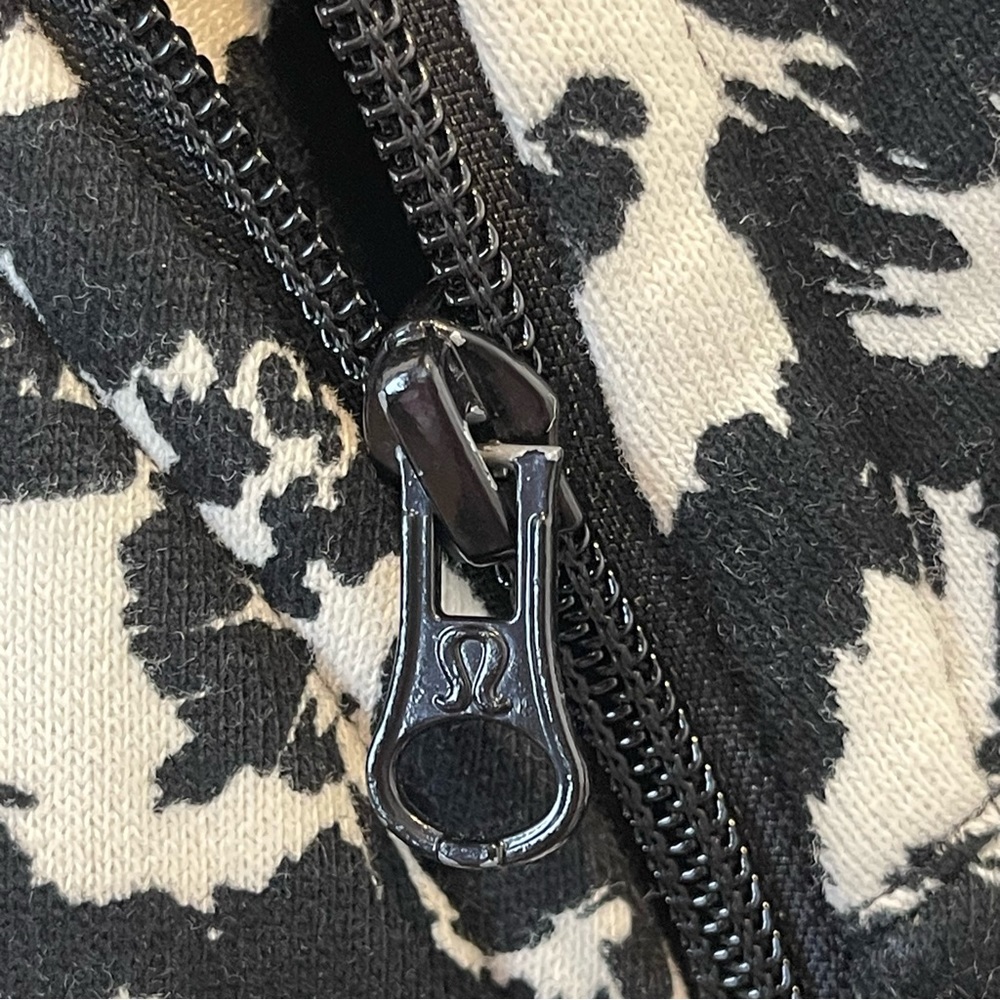 Lululemon Black & White Fleur Sombre Floral Cozy Cuddle Up Full Zip Jack… - Picture 11 of 12
